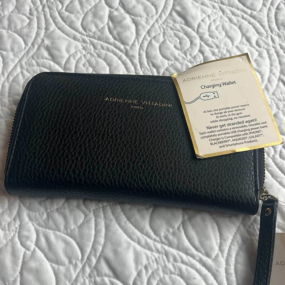CHARGING WALLET Adrienne Vittadini NWT Brand New Wristlet - Picture 2 of 8